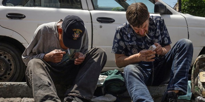 Estadounidenses adictos a drogas cruzan la frontera a México por menores costos