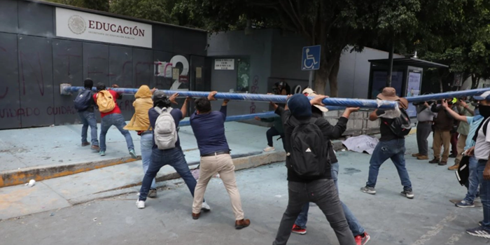 CNTE recibe propuestas y maestros de Guerrero vandalizan sede de la SEP